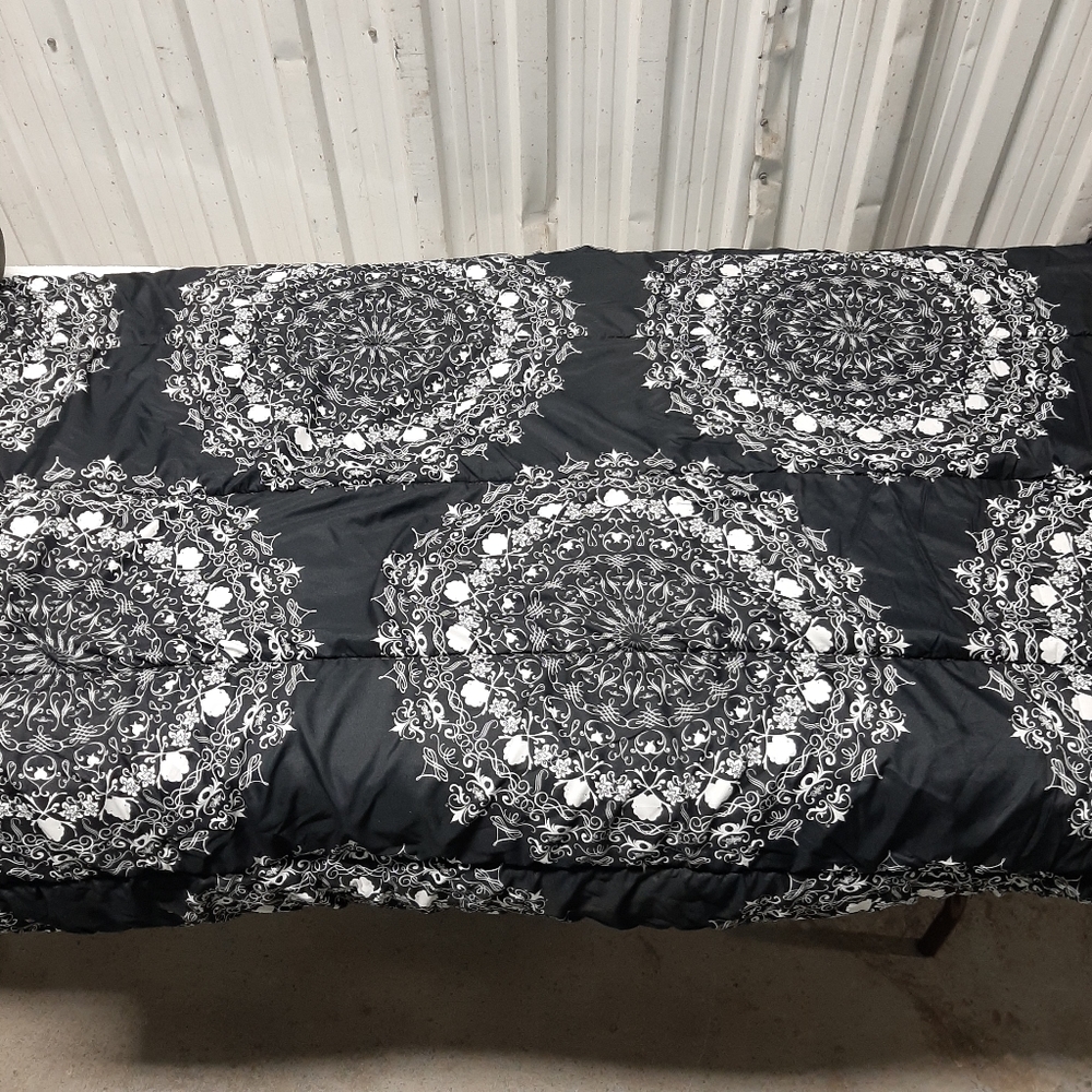 Bedding comforter - Picture 2 of 4